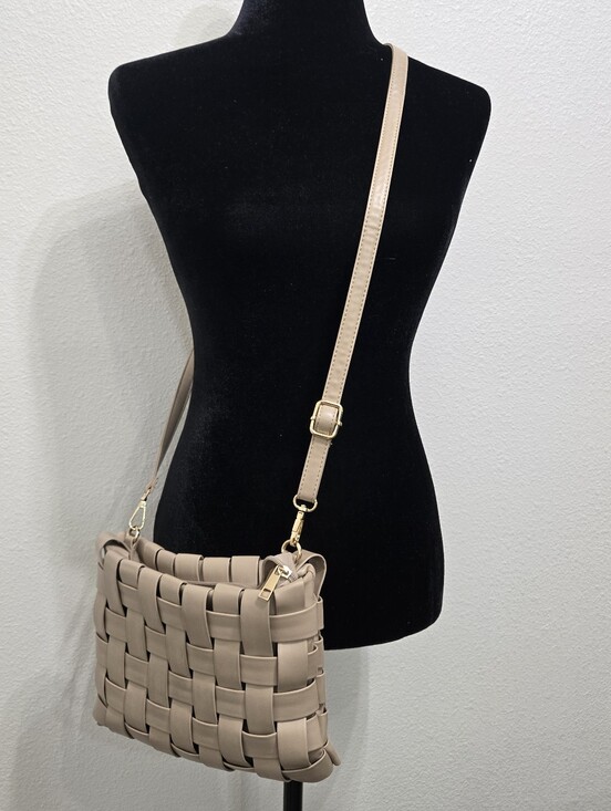 Anthropologie Handbags - Anthropologie Cream Woven Leather Bucket Bag